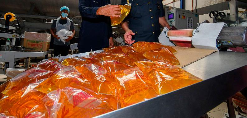 Ministry seizes over 5,000kg of packet cooking oil in Seremban Ministry seizes over 5,000kg of packet cooking oil in Seremban