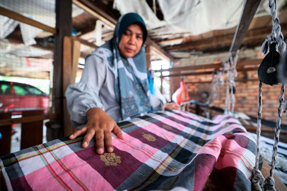 Mok Su Gayah weaves songket with sense of touch Mok Su Gayah weaves songket with sense of touch