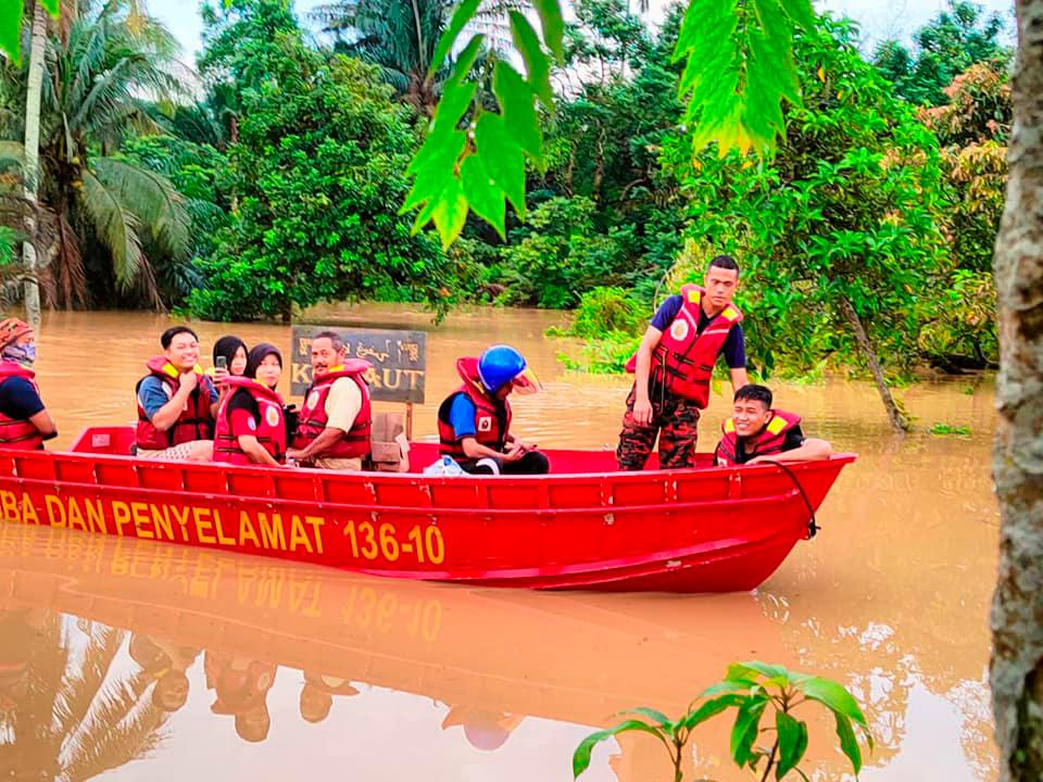 Mom climbs onto roof with four children to escape floods