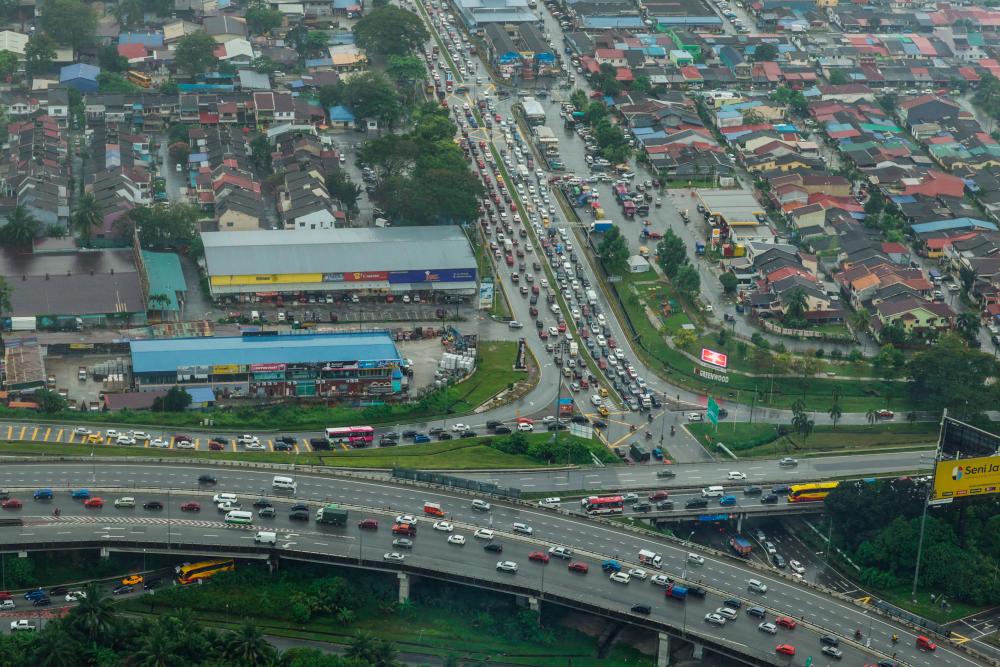 More than 100 vehicles spotted driving on emergency lane in four-hour period More than 100 vehicles spotted driving on emergency lane in four-hour period