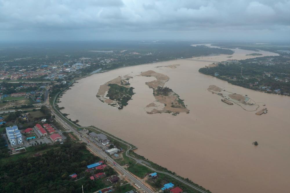 More than 43,000 evacuees still at flood relief centres in five states