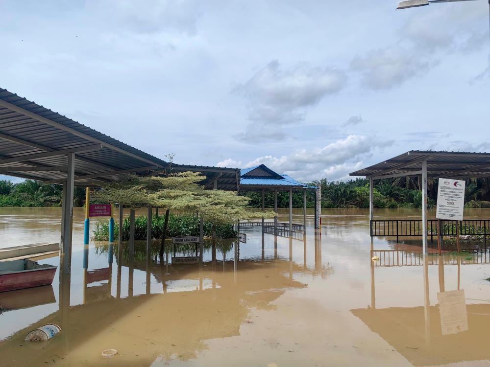 Muar kembali dilanda banjir, jumlah mangsa di tiga negeri menurun petang ini