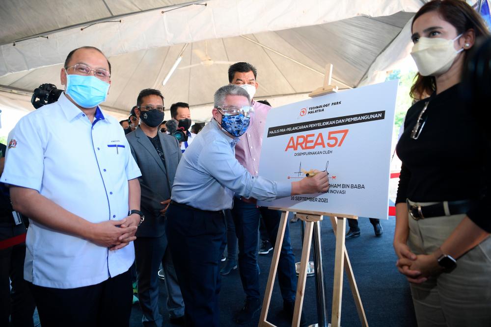 Muatan penerbangan penuh 100 peratus ke Langkawi petanda lantunan semula perjalanan udara domestik - AirAsia