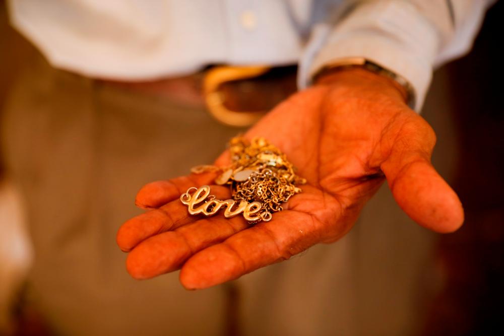âMy soul has left meâ: family grieves after El Salvador mass grave discovered