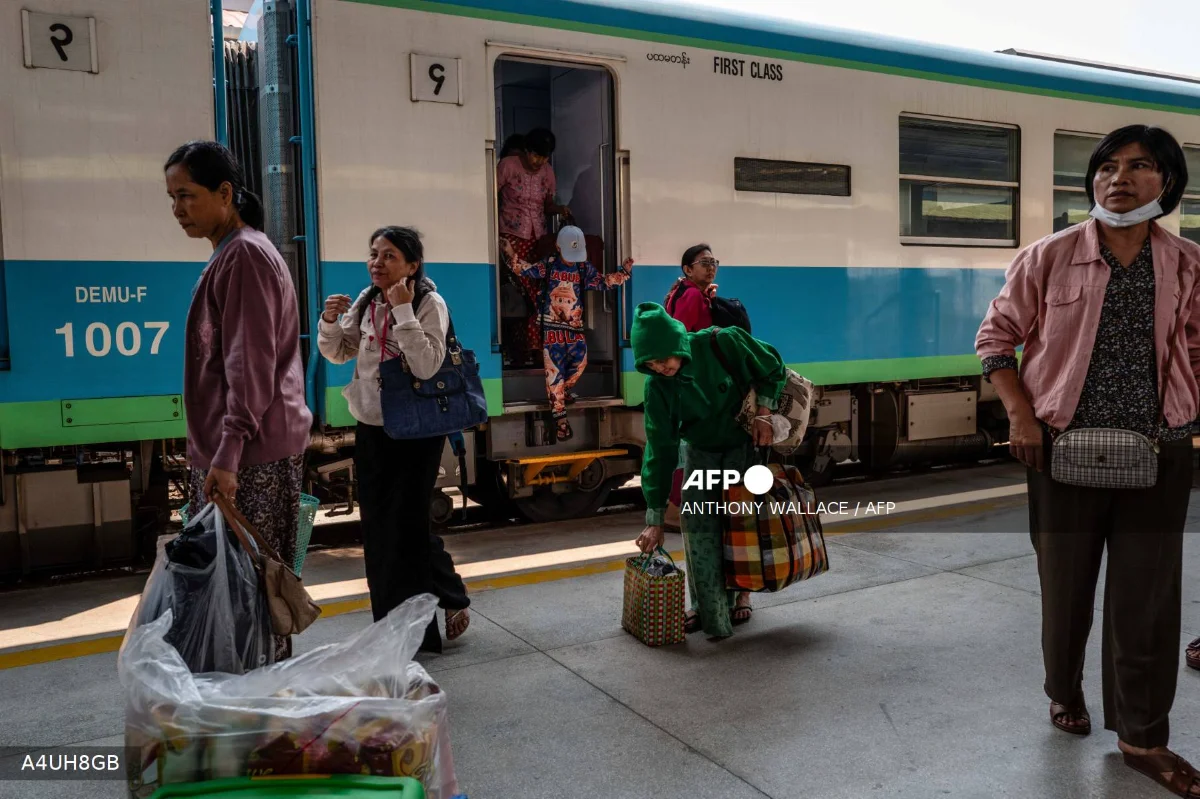 Myanmar_travellers_turn_to_trains_as_fuel_crisis_bites Myanmar travellers turn to trains as fuel crisis bites