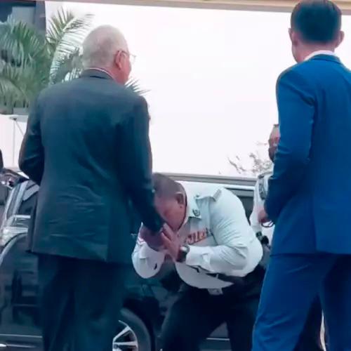 Netizens slam police for kissing Najib’s hand Netizens slam police for kissing Najib’s hand