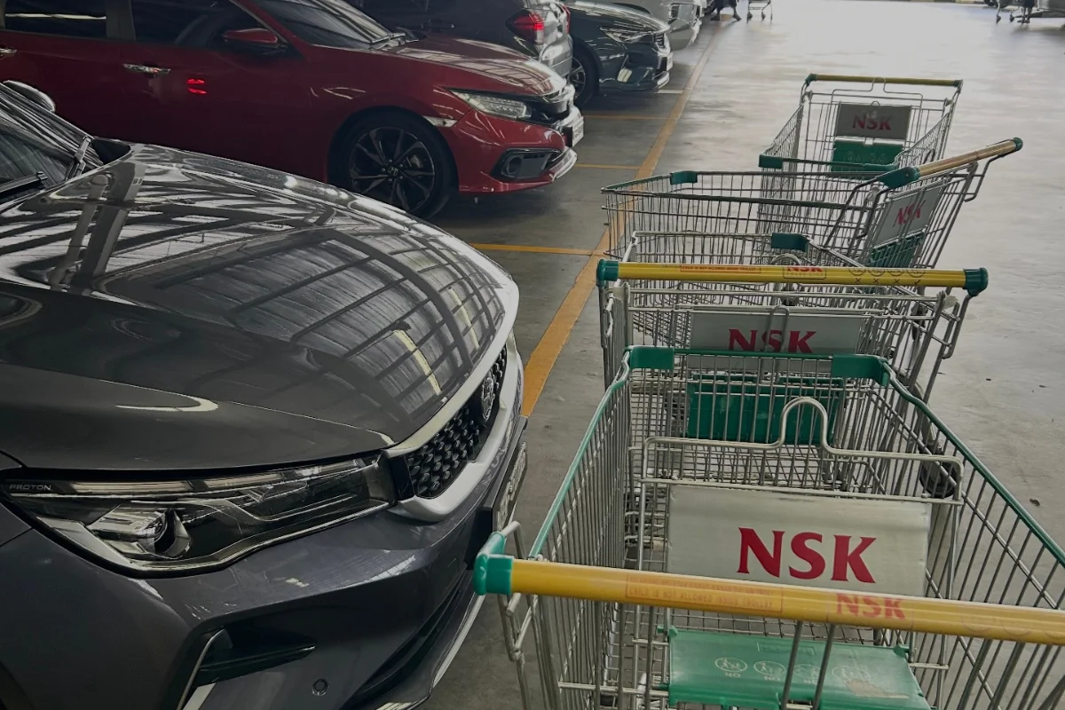 Netizens_slam_lazy_trolley_users_blocking_cars_at_supermarket