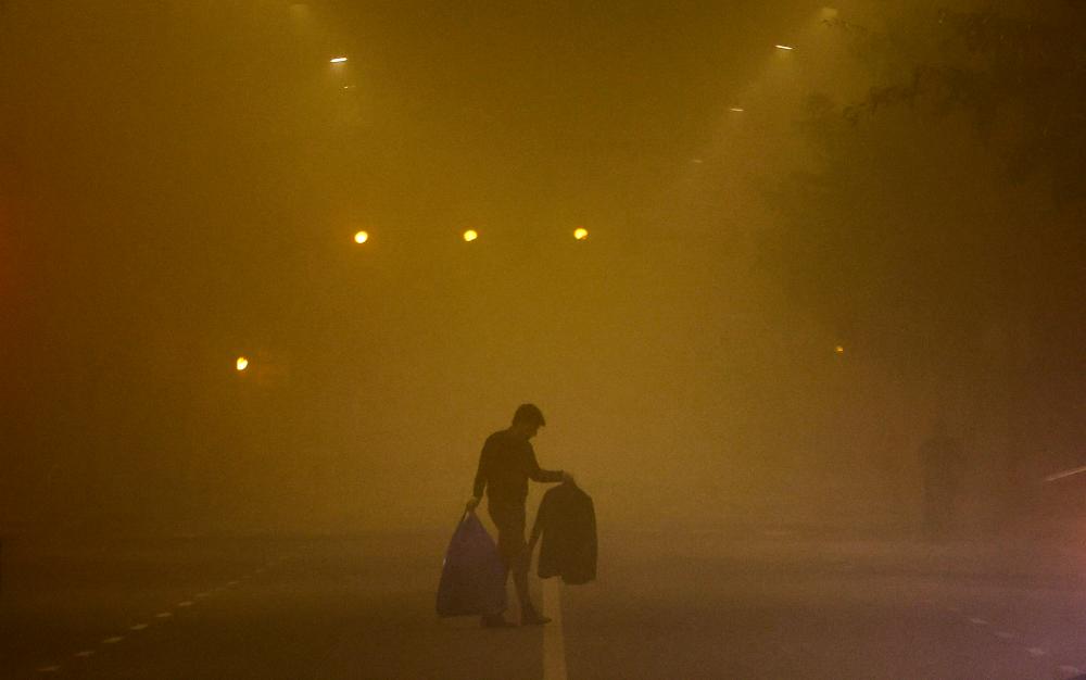 New Delhi fog disrupts air and rail travel