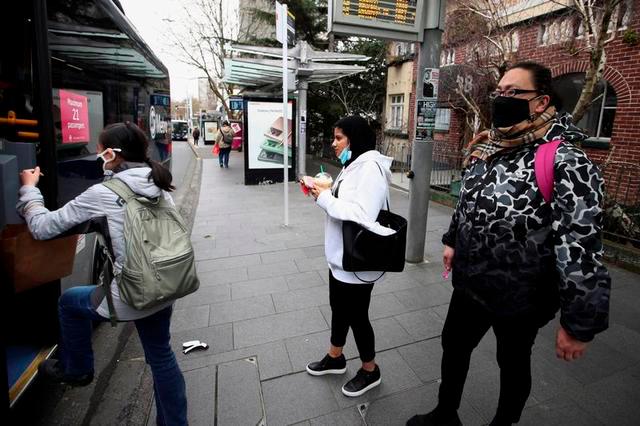 New Zealand orders masks on domestic flights, Auckland public transport