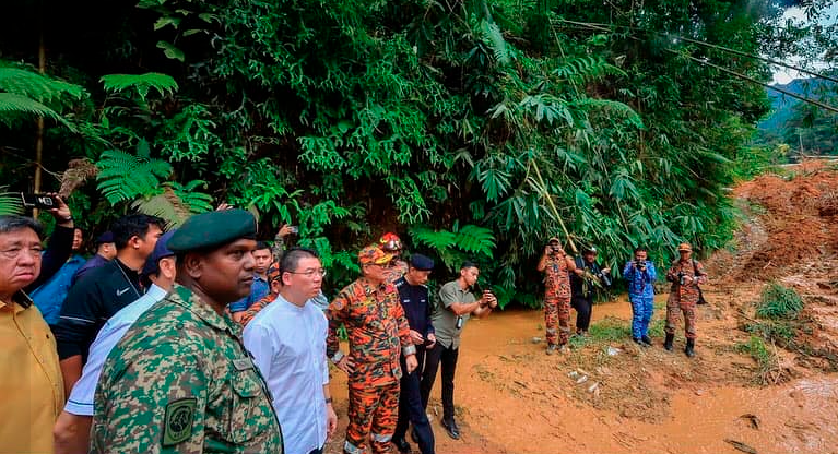 Nga pays last respects to victims of Batang Kali landslide Nga pays last respects to victims of Batang Kali landslide