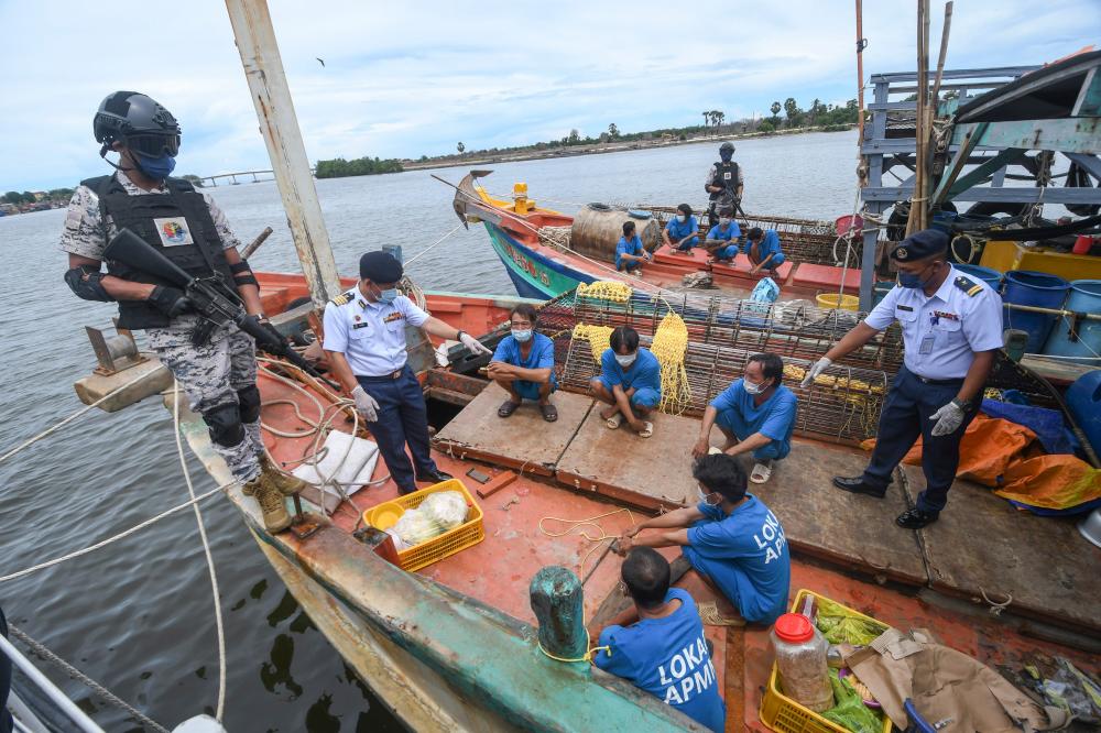 Nine Vietnamese fishermen nabbed for harvesting sea cucumbers in Malaysian waters