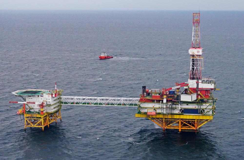 Oil prices fall as rate hike fears outweigh tighter US stockpiles