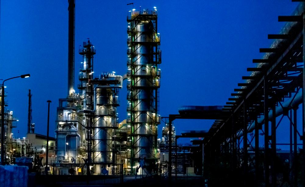 Oil prices settle slightly lower in volatile trading Oil prices settle slightly lower in volatile trading