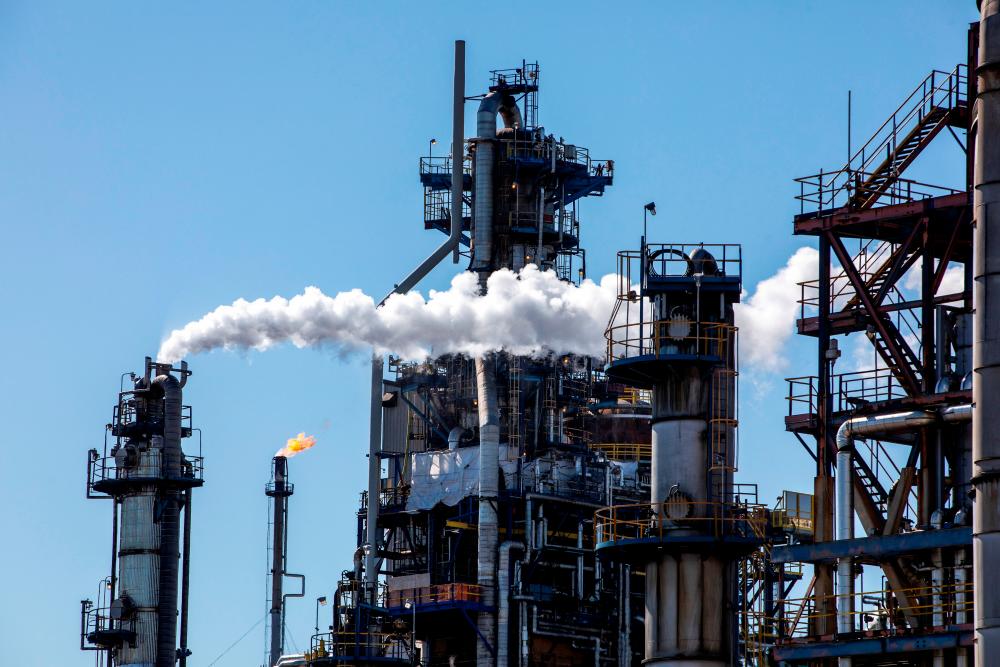 Oil prices tumble nearly 6% on fears over fresh Covid-19 curbs, slow vaccine rollout Oil prices tumble nearly 6% on fears over fresh Covid-19 curbs, slow vaccine rollout