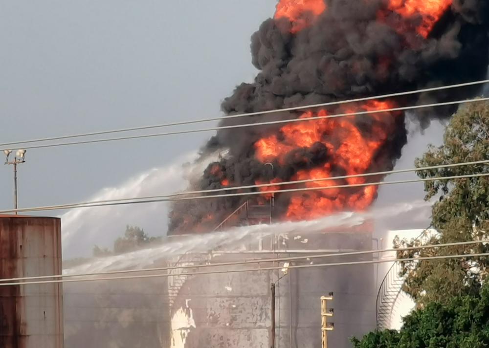 Oil storage tank on fire in southern Lebanon, witness reports Oil storage tank on fire in southern Lebanon, witness reports