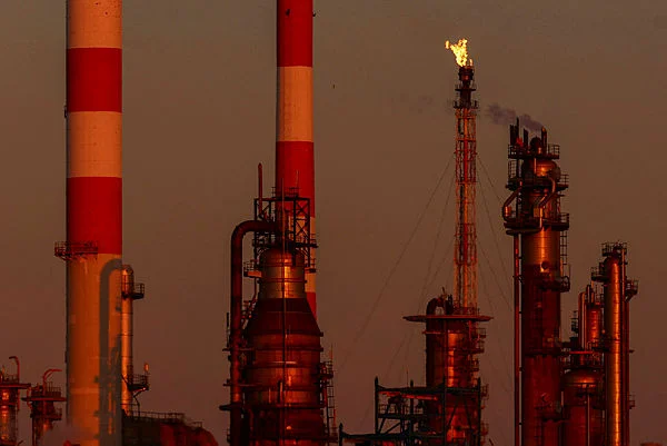 Oil prices climb as Iran denies US talks, supply fears persist