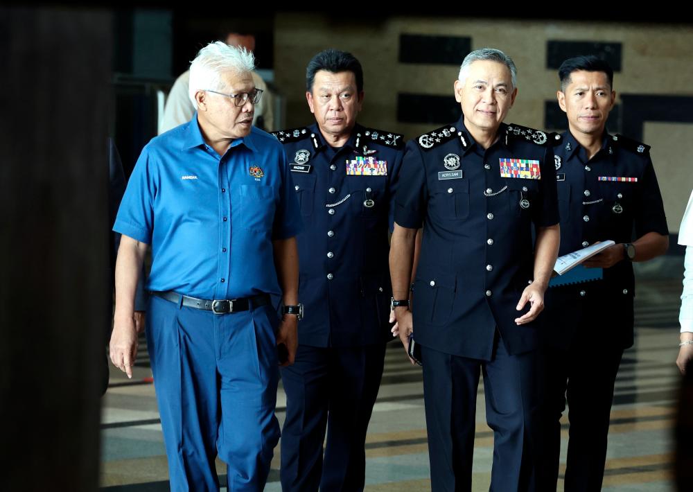 Over 20,000 police officers, personnel on standby for floods: Hamzah Over 20,000 police officers, personnel on standby for floods: Hamzah