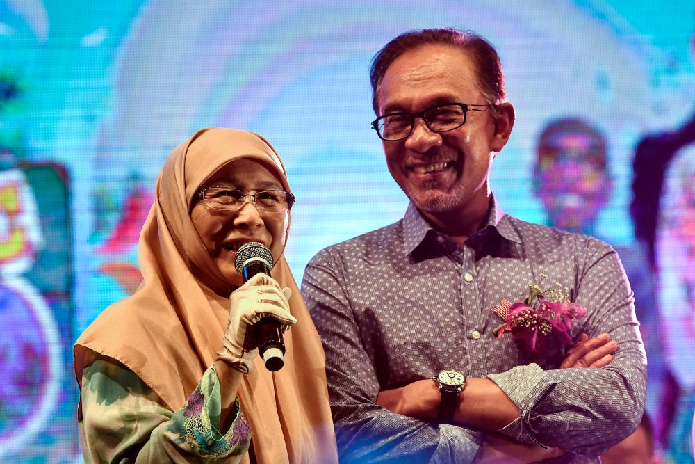 PM wishes happy birthday to wife Wan Azizah PM wishes happy birthday to wife Wan Azizah