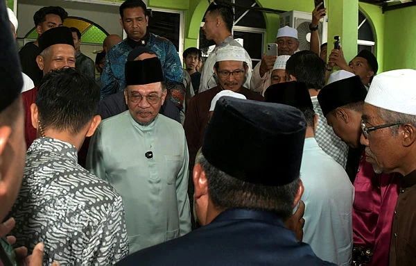PM Anwar performs Friday prayers in Bukit Mertajam