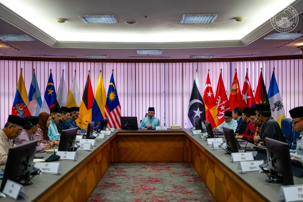 PM_Anwar_urges_civil_servants_to_stay_committed_to_Malaysia_MADANI PM Anwar urges civil servants to stay committed to Malaysia MADANI
