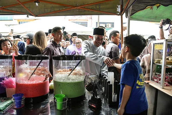 PM Anwar visits Kulim Ramadan bazaar, interacts with traders