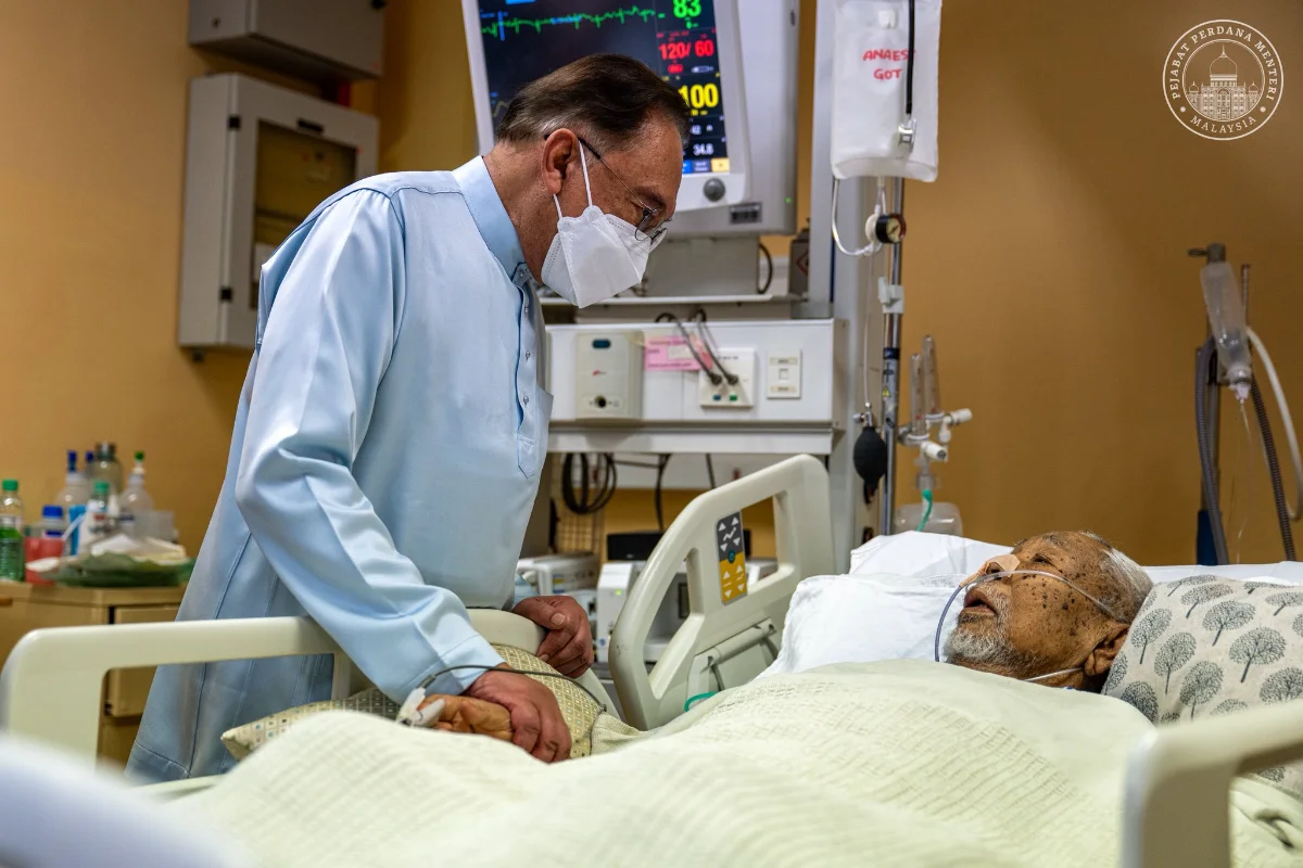 PM_Anwar_visits_ailing_PAS_spiritual_leader_in_Penang_hospital PM Anwar visits ailing PAS spiritual leader in Penang hospital