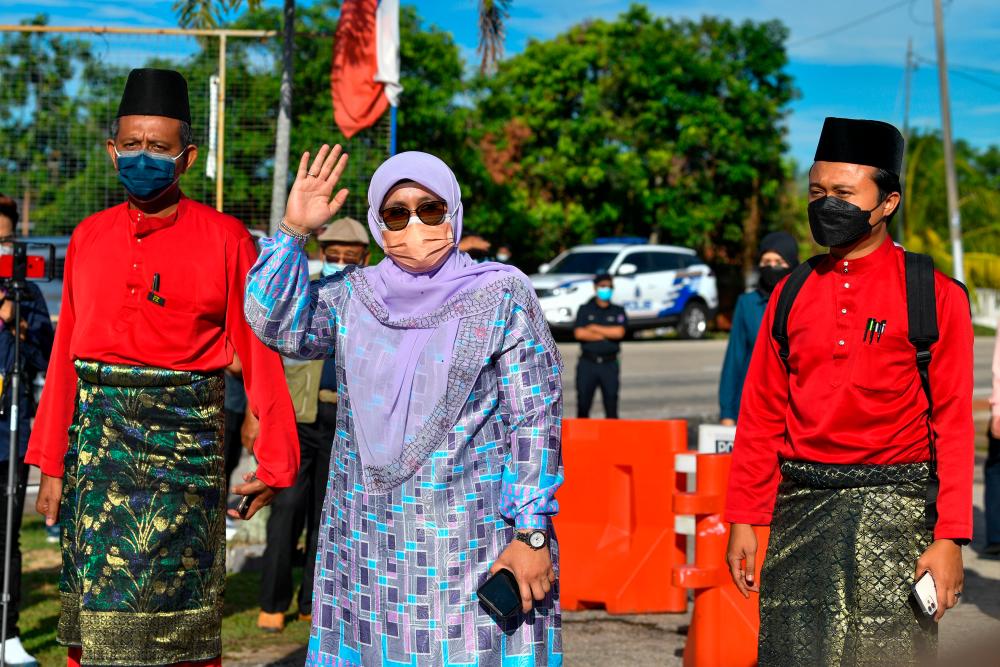 PRN Melaka: Pertandingan tiga penjuru di Tanjung Bidara antara Ab Rauf, Mas Ermieyati dan Zainal PRN Melaka: Pertandingan tiga penjuru di Tanjung Bidara antara Ab Rauf, Mas Ermieyati dan Zainal