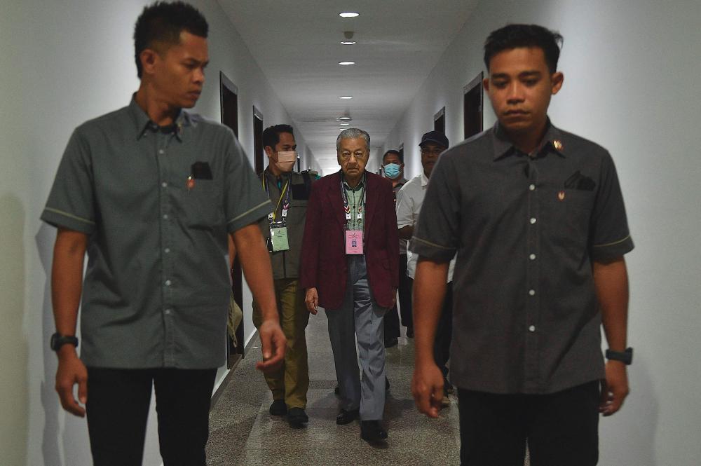PRU15: Calon termuda 23 tahun, Dr Mahathir kekal calon paling tua 97 tahun PRU15: Calon termuda 23 tahun, Dr Mahathir kekal calon paling tua 97 tahun