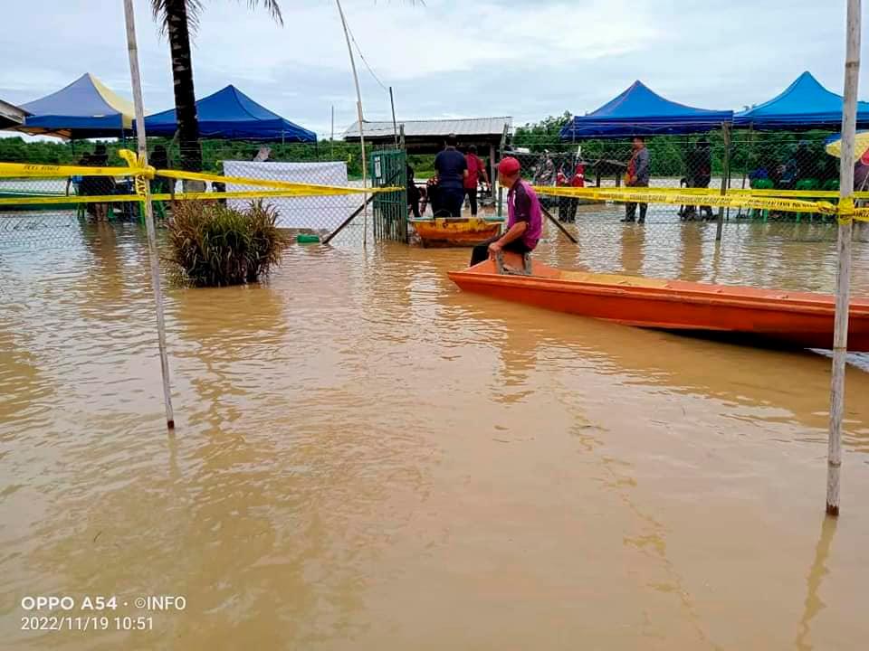 PRU15: Pengundi Limbang, Baram terpaksa redah banjir tunai kewajipan mengundi PRU15: Pengundi Limbang, Baram terpaksa redah banjir tunai kewajipan mengundi