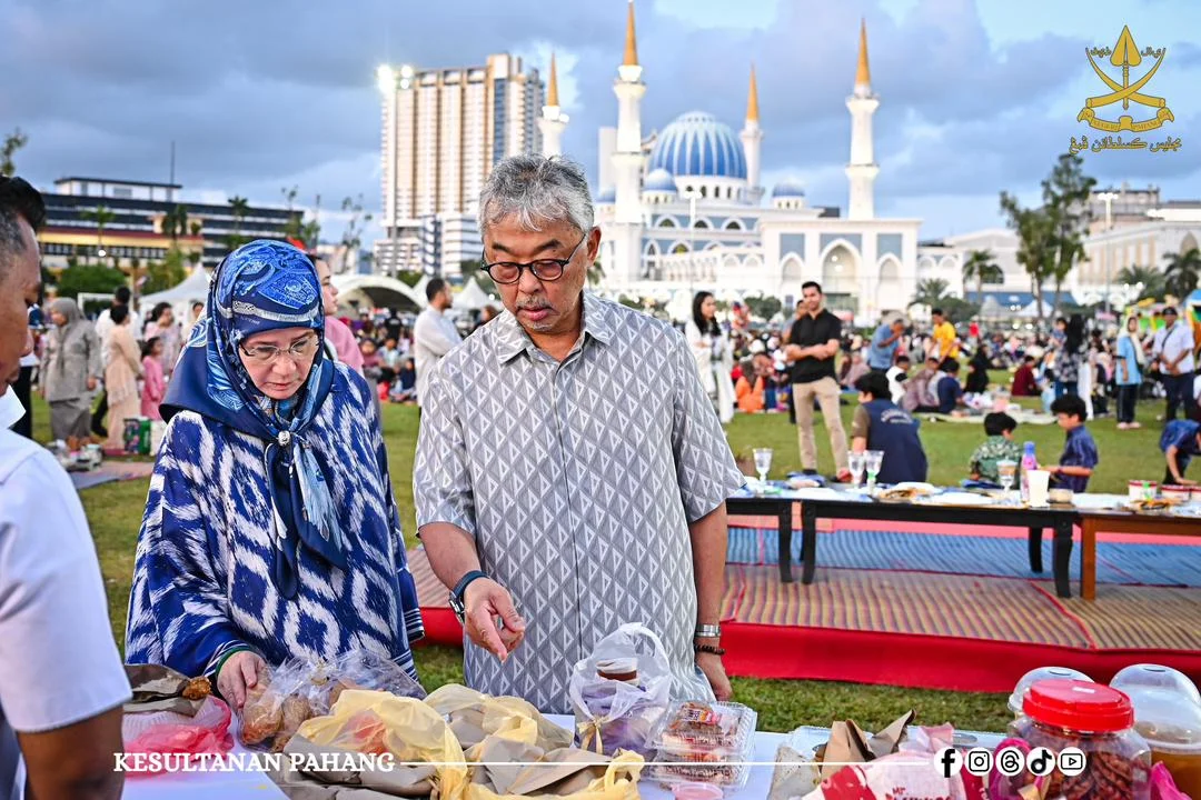 Pahang_Sultan_breaks_fast_with_public_at_Kuantan_field