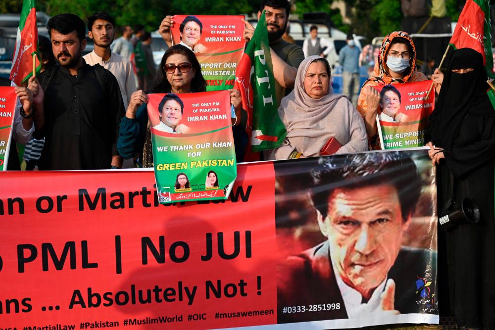 Pakistan PM calls for street protests ahead of no-confidence vote