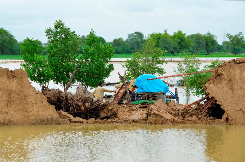 Pakistan nearly reaches grim milestone of 1,000 deaths in rain-related mishaps