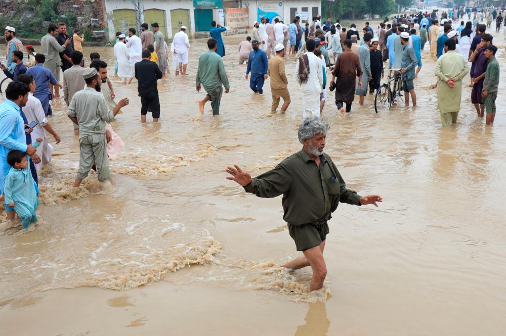 Pakistan’s south braces for deluge from swollen northern rivers