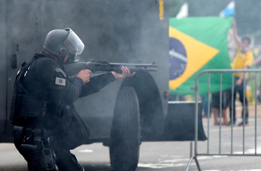 Pasukan keselamatan Brazil kembali kuasai bangunan kongres, tahan 170 penunjuk perasaan Pasukan keselamatan Brazil kembali kuasai bangunan kongres, tahan 170 penunjuk perasaan