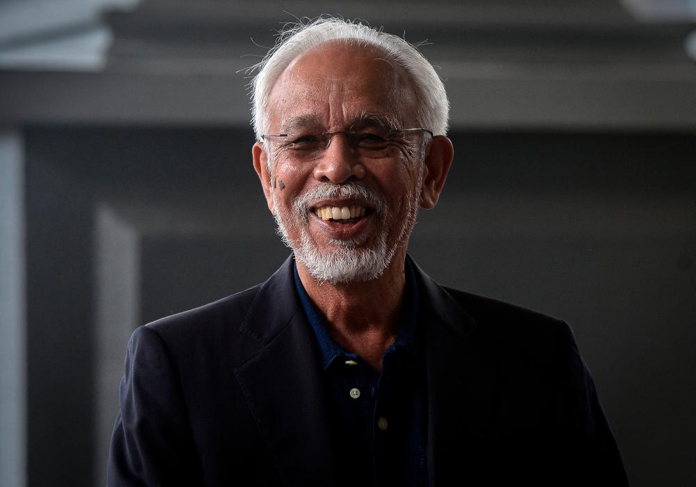 Pegawai bank tidak dapat sahkan wang RM63,800 milik peribadi Shahrir Samad Pegawai bank tidak dapat sahkan wang RM63,800 milik peribadi Shahrir Samad