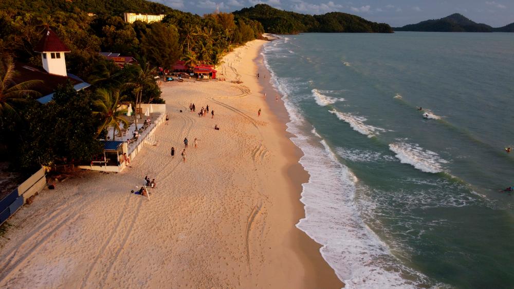 Pelajar kejuruteraan penerbangan dikhuatiri lemas di Pantai Tanjung Rhu
