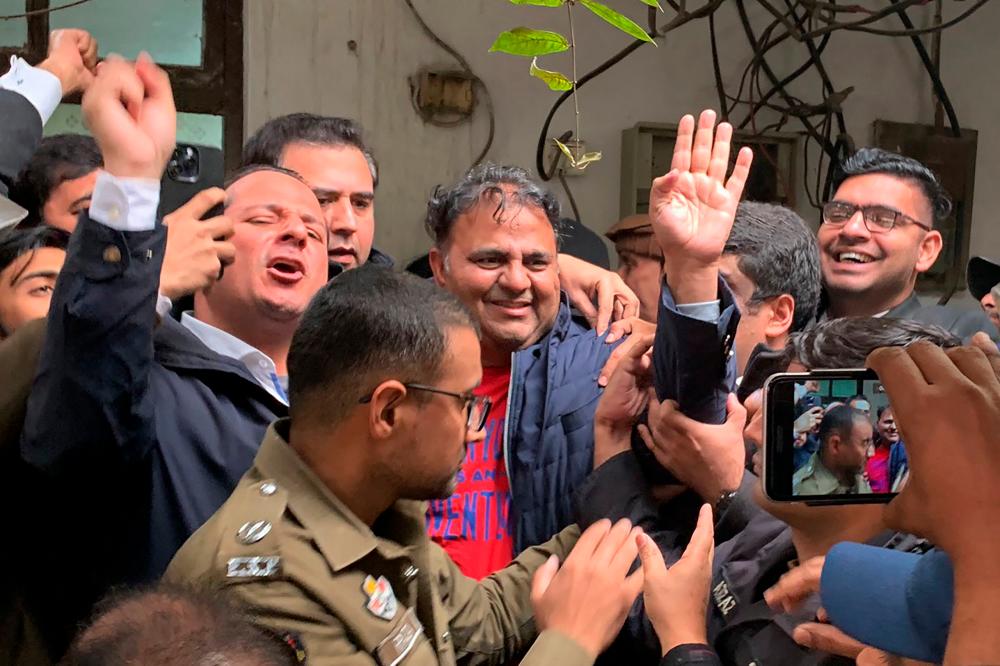 Pemimpin kanan politik Pakistan Fawad Chaudhry ditahan
