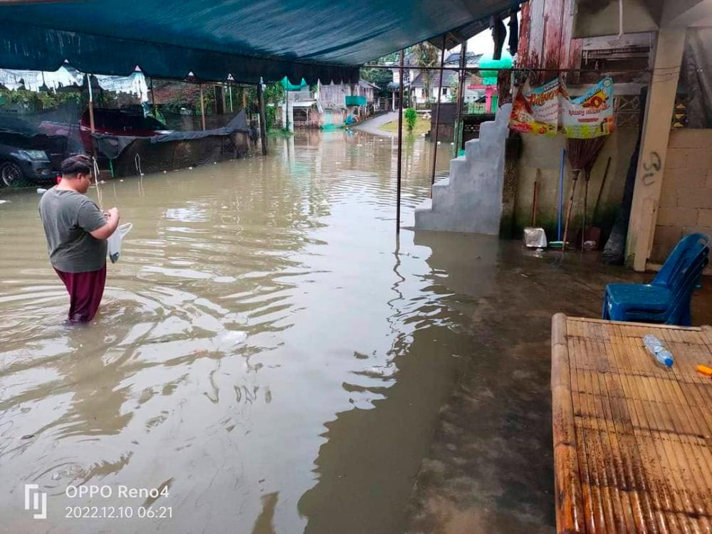 Penduduk Rantau Panjang berjaga-jaga air sungai golok melepasi paras bahaya Penduduk Rantau Panjang berjaga-jaga air sungai golok melepasi paras bahaya