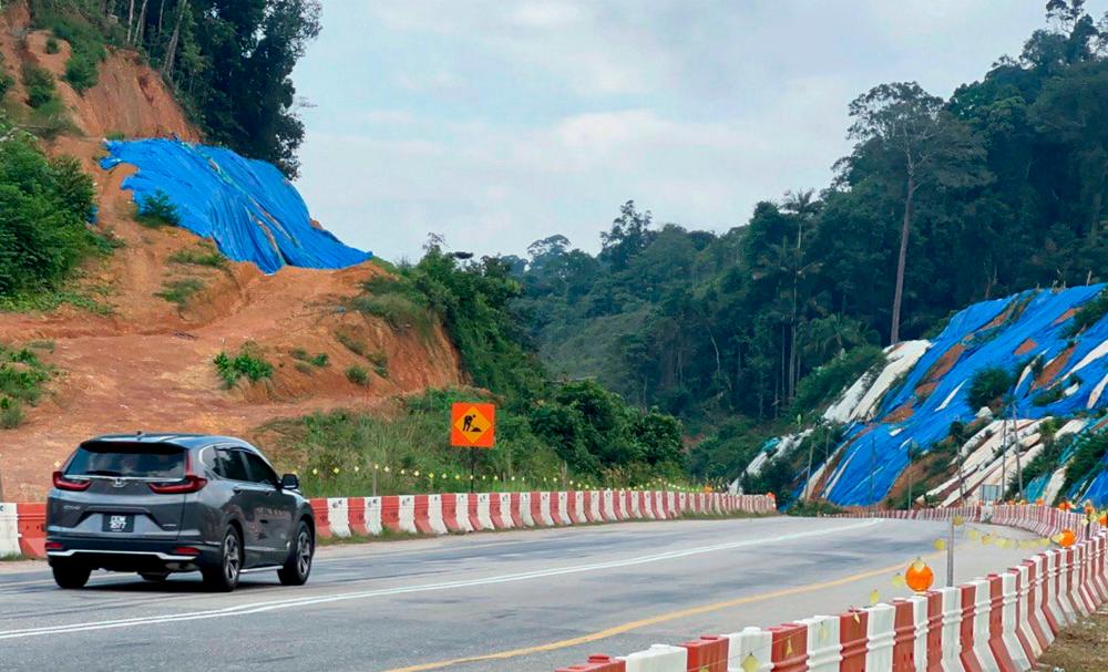 Pengguna jalan raya di Gua Musang gusar cerun ditutupi plastik kanvas reput