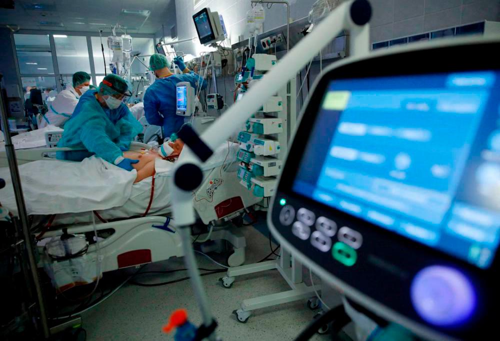 Peningkatan kes Covid, selesema tambah tekanan ke atas hospital di UK ketika ‘krisis NHS’ Peningkatan kes Covid, selesema tambah tekanan ke atas hospital di UK ketika ‘krisis NHS’