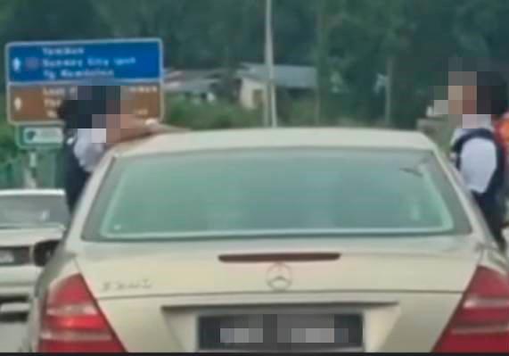Police arrest father of kids seen sticking heads out of moving car Police arrest father of kids seen sticking heads out of moving car