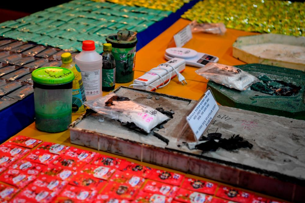 Police bust drug trafficking syndicate with arrest of six family members Police bust drug trafficking syndicate with arrest of six family members