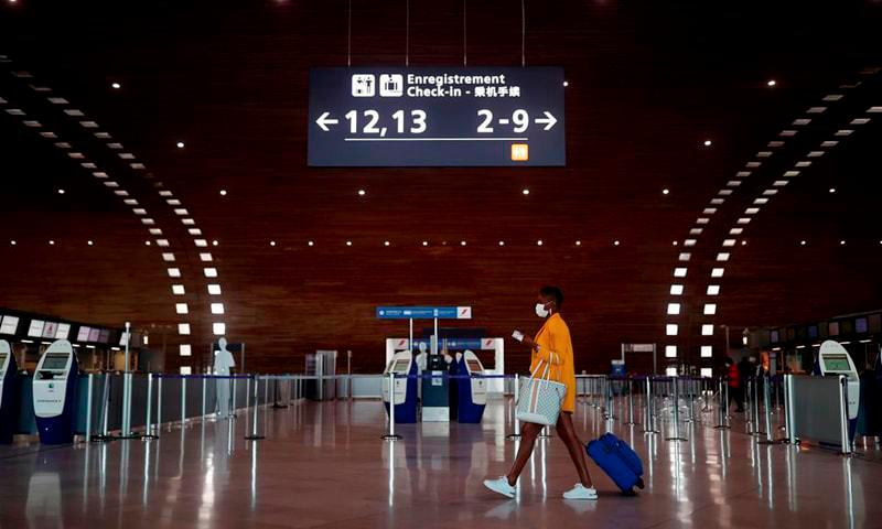 Police kill knife-wielding man at Paris’ Charles de Gaulle airport Police kill knife-wielding man at Paris’ Charles de Gaulle airport