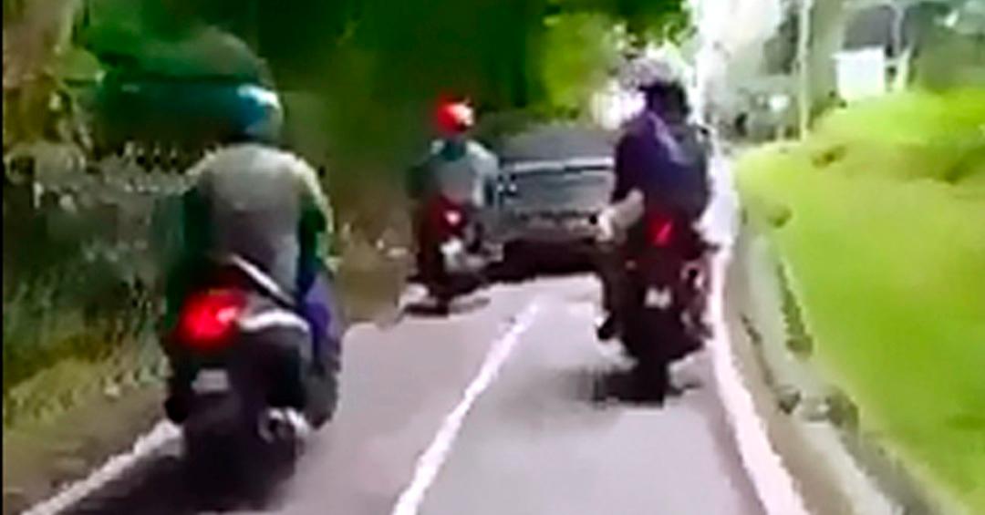 Police look for driver of car on bike lane of Federal Highway Police look for driver of car on bike lane of Federal Highway