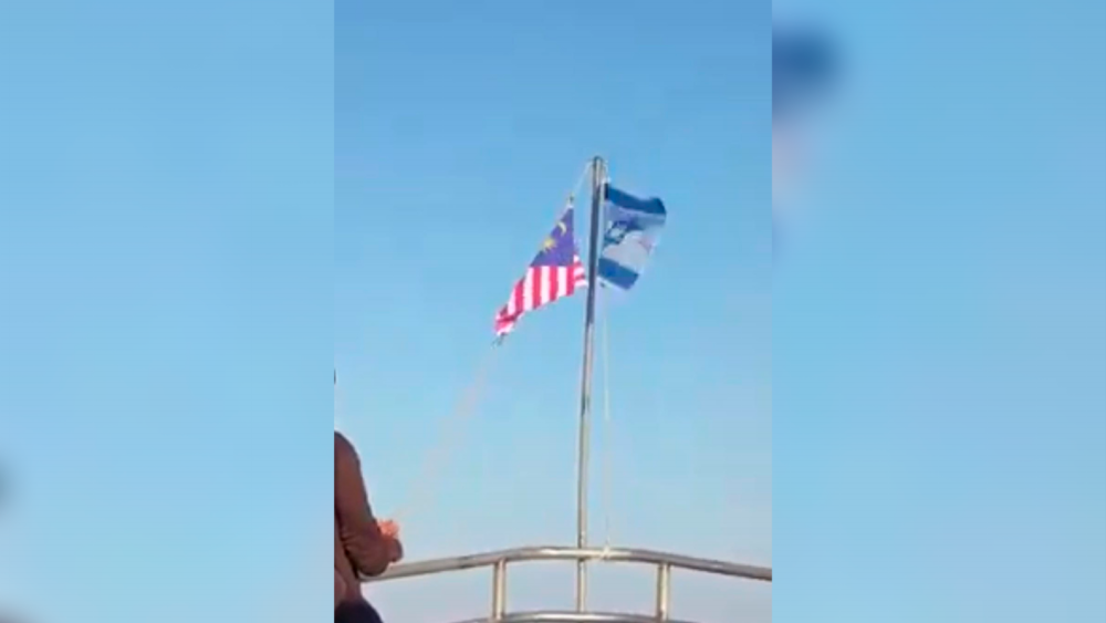 Police probe into video of Malaysians waving Jalur Gemilang alongside Israeli flag Police probe into video of Malaysians waving Jalur Gemilang alongside Israeli flag
