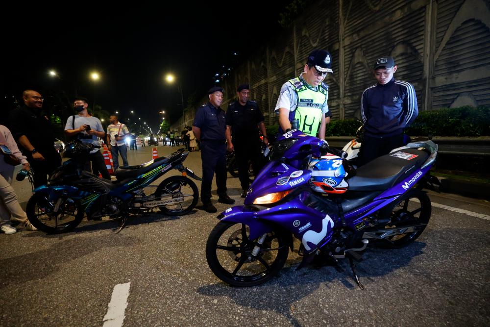 Polis keluar 372 saman, sita 10 motosikal dalam Operasi Ambang Tahun Baharu di ibu negara Polis keluar 372 saman, sita 10 motosikal dalam Operasi Ambang Tahun Baharu di ibu negara