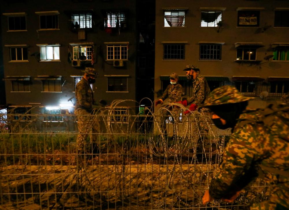 Polis kenal pasti dua lintas pagar kawat duri untuk lari dari kawasan PKPD Polis kenal pasti dua lintas pagar kawat duri untuk lari dari kawasan PKPD