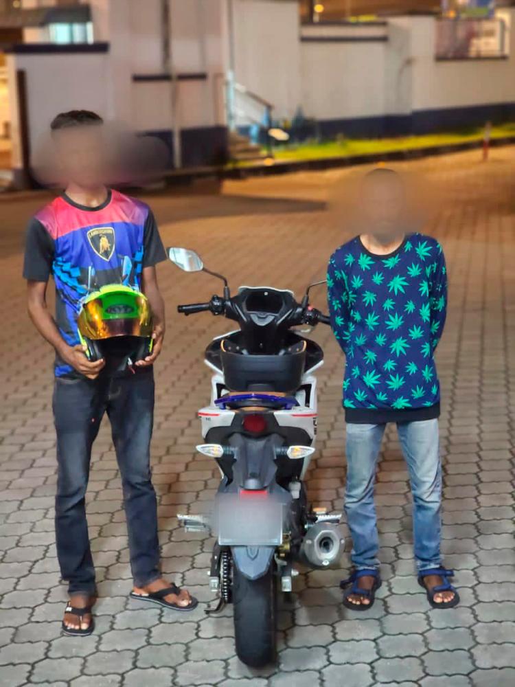 Polis tahan dua lelaki bermotosikal disyaki ganggu wanita Polis tahan dua lelaki bermotosikal disyaki ganggu wanita