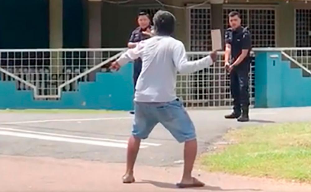 Polis tahan lelaki sakit mental mengamuk guna pisau pemotong daging di Paloh