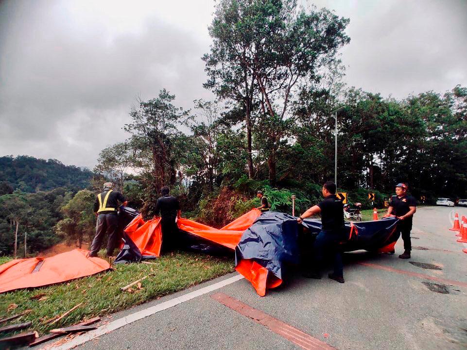 Polis tahan seorang penjawat awam disyaki curi barangan milik mangsa tanah runtuh Batang Kali Polis tahan seorang penjawat awam disyaki curi barangan milik mangsa tanah runtuh Batang Kali